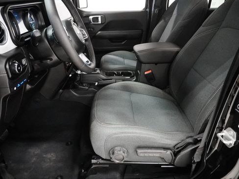 Used 2025 Jeep Wrangler Unlimited Sahara image 13