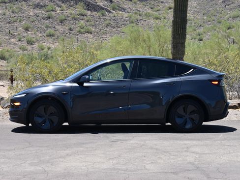 Used 2026 Tesla Model Y 2WD image 4