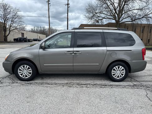 Used 2011 Kia Sedona LX image 10