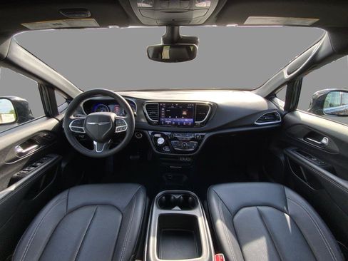 Used 2025 Chrysler Pacifica Select FWD image 22
