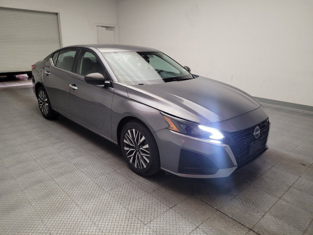 Used 2024 Nissan Altima 2.5 SV FWD image 13