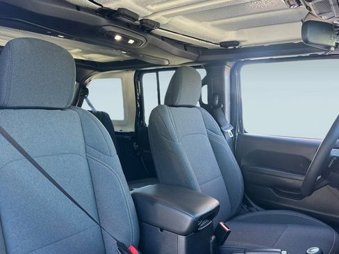 Used 2025 Jeep Wrangler Willys image 30