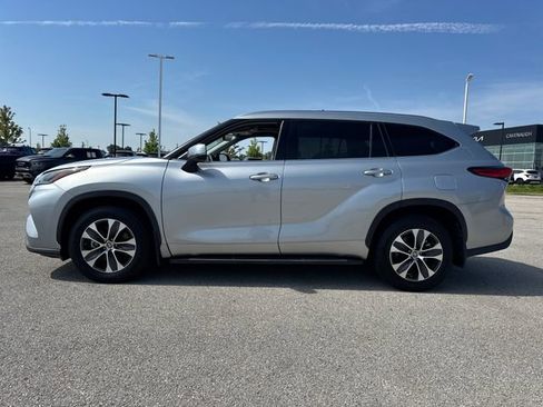 Used 2021 Toyota Highlander XLE AWD/4WD image 3