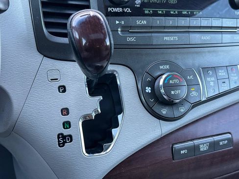 Used 2014 Toyota Sienna XLE FWD image 22