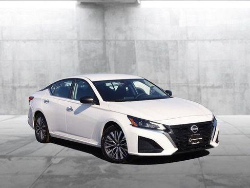 Used 2025 Nissan Altima 2.5 SV image 2