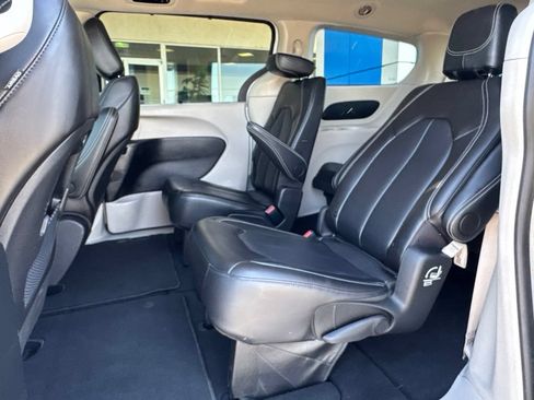 Used 2024 Chrysler Pacifica Touring-L FWD image 27