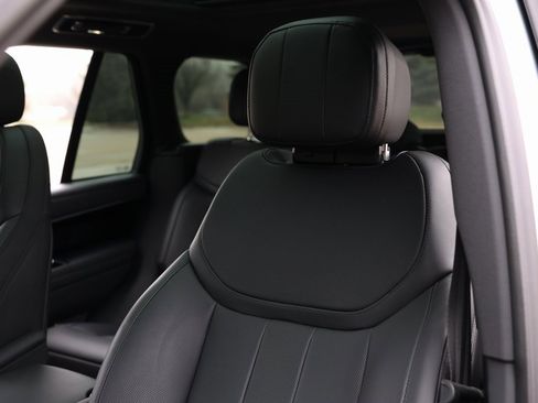 Used 2025 Land Rover Range Rover SE image 40