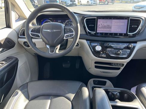 Used 2024 Chrysler Pacifica Touring-L image 13