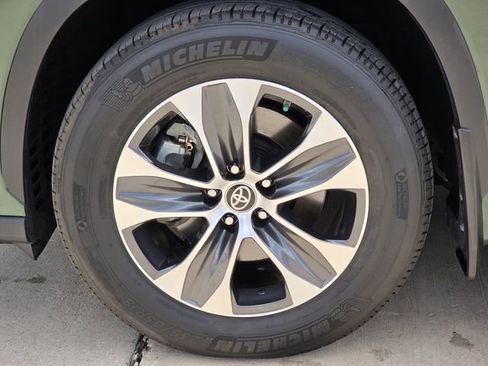 Certified 2025 Toyota Highlander XLE FWD image 9