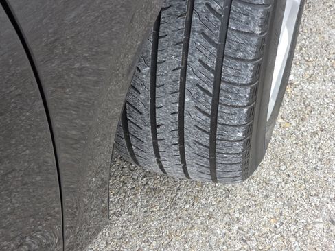 Used 2017 Chrysler Pacifica Touring-L w/ Tire & Wheel Group image 9