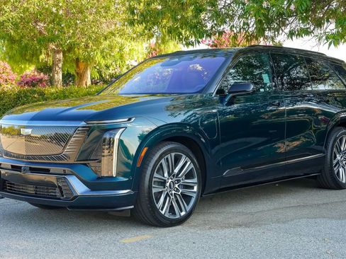 Used 2026 Cadillac Vistiq Platinum image 3