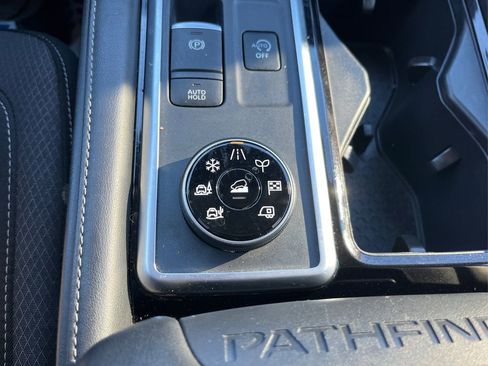 Used 2024 Nissan Pathfinder SV image 27