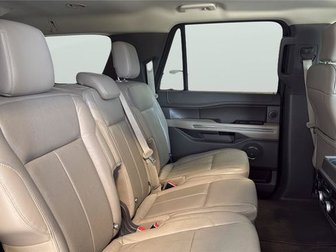 Used 2018 Ford Expedition Max XLT w/ Equipment Group 202A AWD/4WD image 17