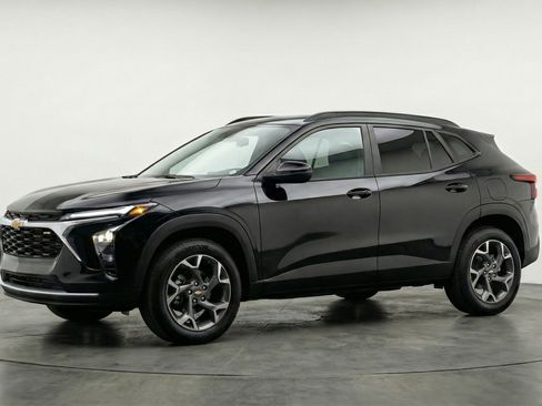 Used 2025 Chevrolet Trax LT image 3