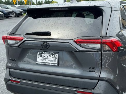 Used 2022 Toyota RAV4 LE AWD/4WD image 11