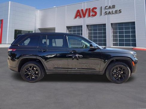 Used 2025 Jeep Grand Cherokee Altitude AWD/4WD image 5