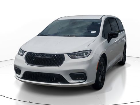 New 2026 Chrysler Pacifica Select image 2