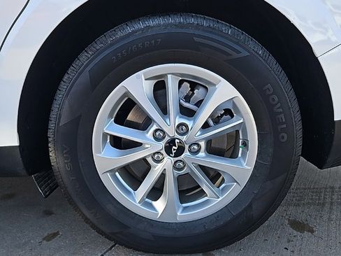 Used 2024 Kia Carnival LX image 9