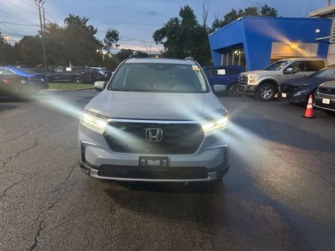 Used 2023 Honda Pilot Touring image 2