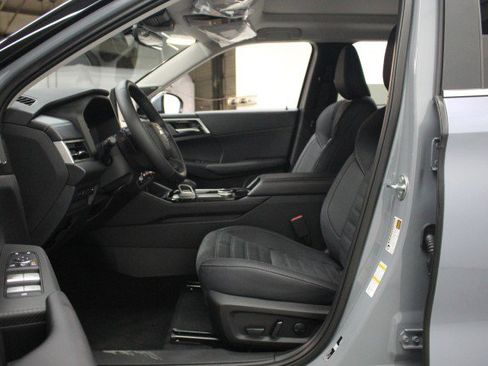 New 2026 Mitsubishi Outlander SE image 6