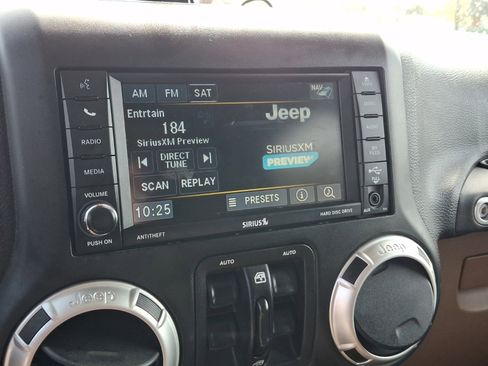 Used 2017 Jeep Wrangler Unlimited Sahara w/ Connectivity Group AWD/4WD image 17