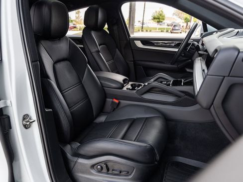 Used 2025 Porsche Cayenne Coupe image 43
