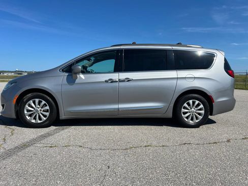 Used 2017 Chrysler Pacifica Touring-L FWD image 4