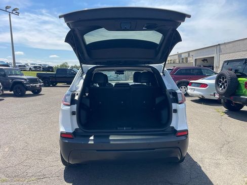 Used 2019 Jeep Cherokee Latitude Plus w/ Cold Weather Group AWD/4WD image 9