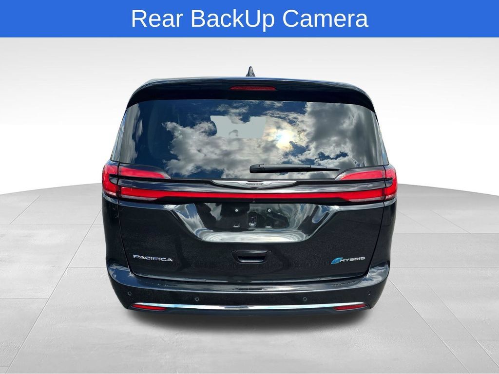 Used 2023 Chrysler Pacifica Touring-L FWD image 4