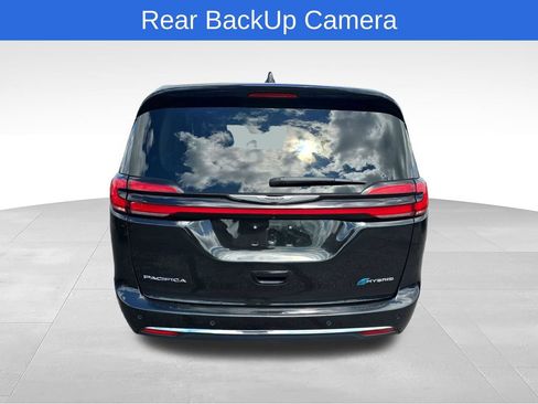 Used 2023 Chrysler Pacifica Touring-L FWD image 4
