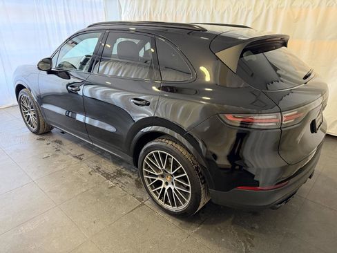 Used 2023 Porsche Cayenne Platinum Edition image 3