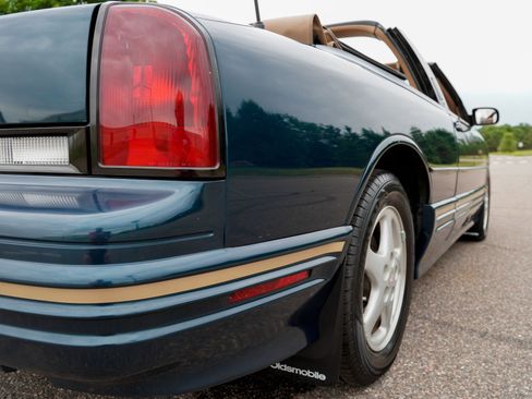 Used 1995 Oldsmobile Cutlass Supreme Convertible FWD image 31
