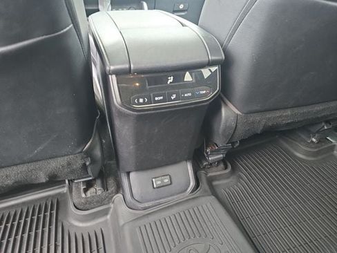 Used 2023 Toyota Highlander XLE AWD/4WD image 33