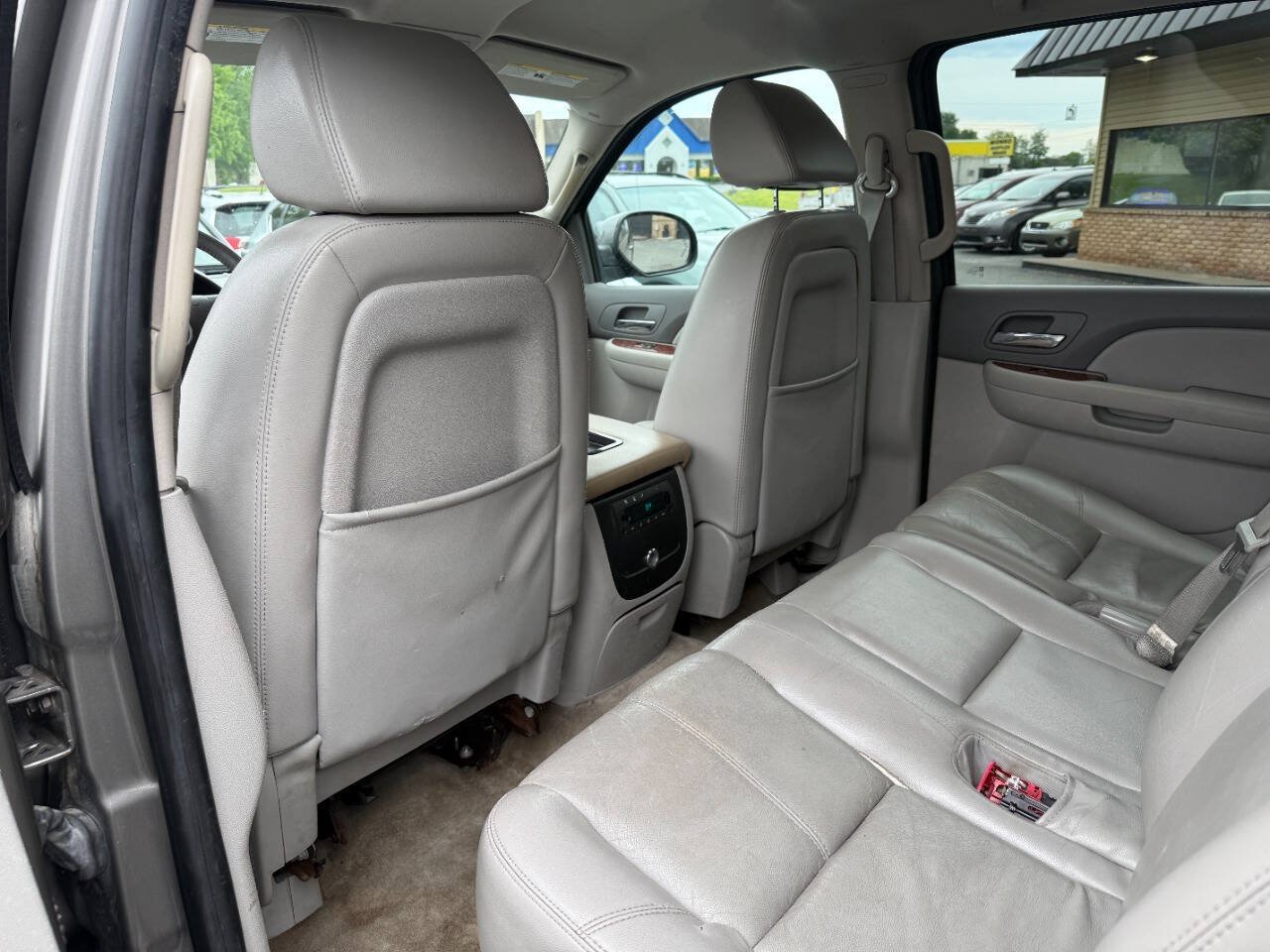 Used 2007 Chevrolet Suburban 2500 LT w/ LT Preferred Equipment Group AWD/4WD image 26
