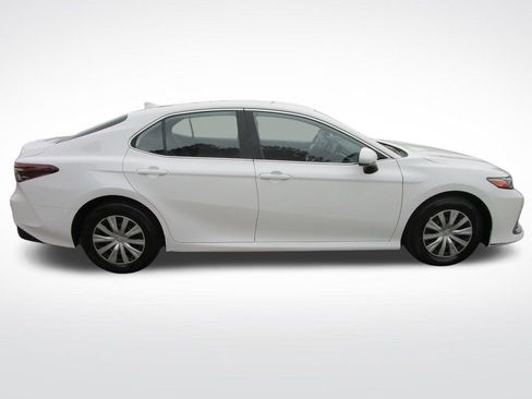 Used 2022 Toyota Camry LE image 6