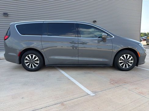 Used 2022 Chrysler Pacifica Touring-L FWD image 2