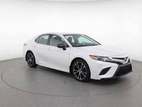 Used 2018 Toyota Camry SE image 3