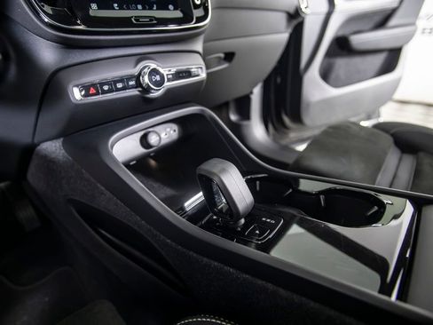 Used 2023 Volvo XC40 Recharge Ultimate image 34