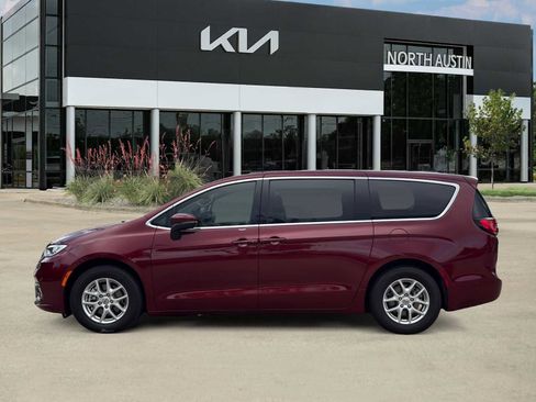 Used 2023 Chrysler Pacifica Touring-L FWD image 6