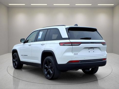 Used 2024 Jeep Grand Cherokee Altitude AWD/4WD image 23