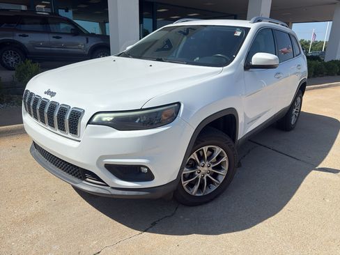 Used 2019 Jeep Cherokee Latitude Plus w/ Comfort/Convenience Group AWD/4WD image 2