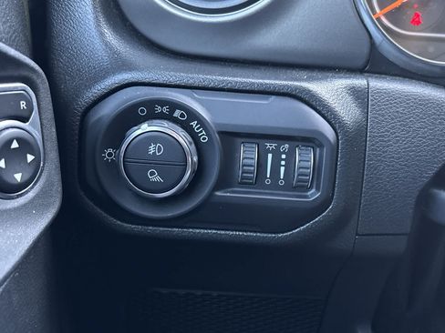 Used 2022 Jeep Gladiator Sport AWD/4WD image 6
