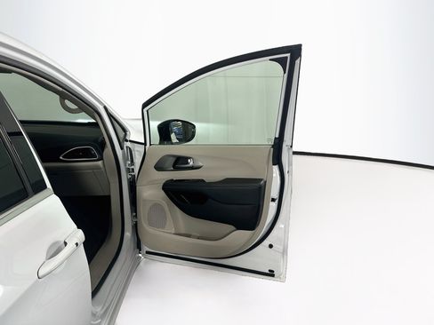 Used 2024 Chrysler Pacifica Limited FWD image 32