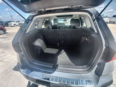 Used 2023 Volkswagen Taos SE w/ Panoramic Sunroof Package FWD image 25