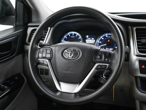 Used 2018 Toyota Highlander LE AWD/4WD image 17