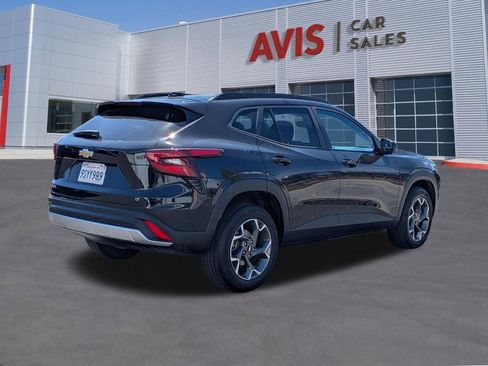 Used 2025 Chevrolet Trax LT w/ LT Convenience Package FWD image 6