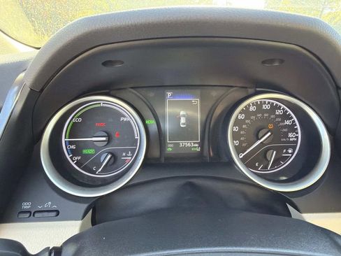 Used 2021 Toyota Camry LE image 30