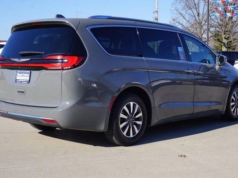 Used 2021 Chrysler Pacifica Touring-L image 3