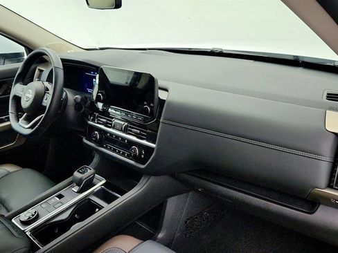 Used 2025 Nissan Pathfinder Platinum image 25