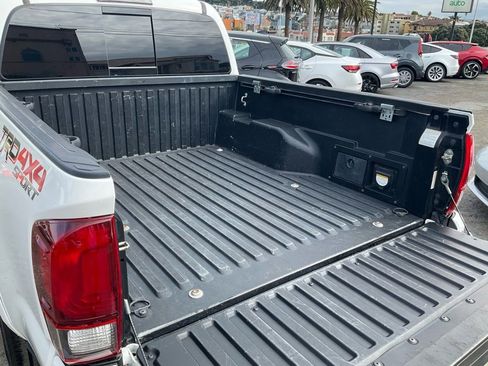 Used 2019 Toyota Tacoma TRD Sport image 9